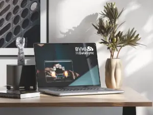 Laptop mit dem Logo von HIDataSync der zentralen Plattform, über die alle Mitgliedsunternehmen ihre Produktdatenkataloge Hörakustikerinnen und Hörakustikern digital zur Verfügung stellen.