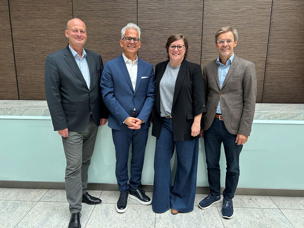 Der neue Vorstand des BVHI (Bundesverband der Hörsysteme-Industrie) posiert gemeinsam für ein Gruppenfoto. Vier Vorstandsmitglieder stehen nebeneinander und repräsentieren den Verband, der sich für Hörgesundheit und die Interessen der Hörsystembranche einsetzt.