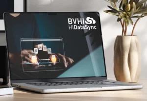 Laptop mit HIDataSync Logo auf einem Schreibtisch.